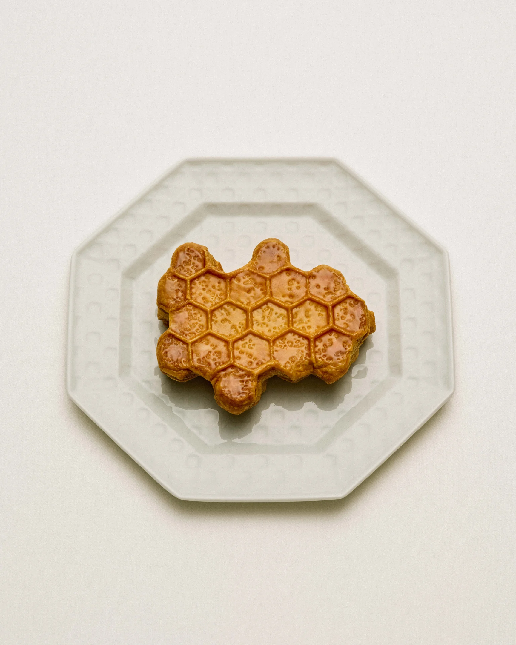 Goldenes Gebäck in Wabenform auf Dior Teller im Restaurant Monsieur Dior