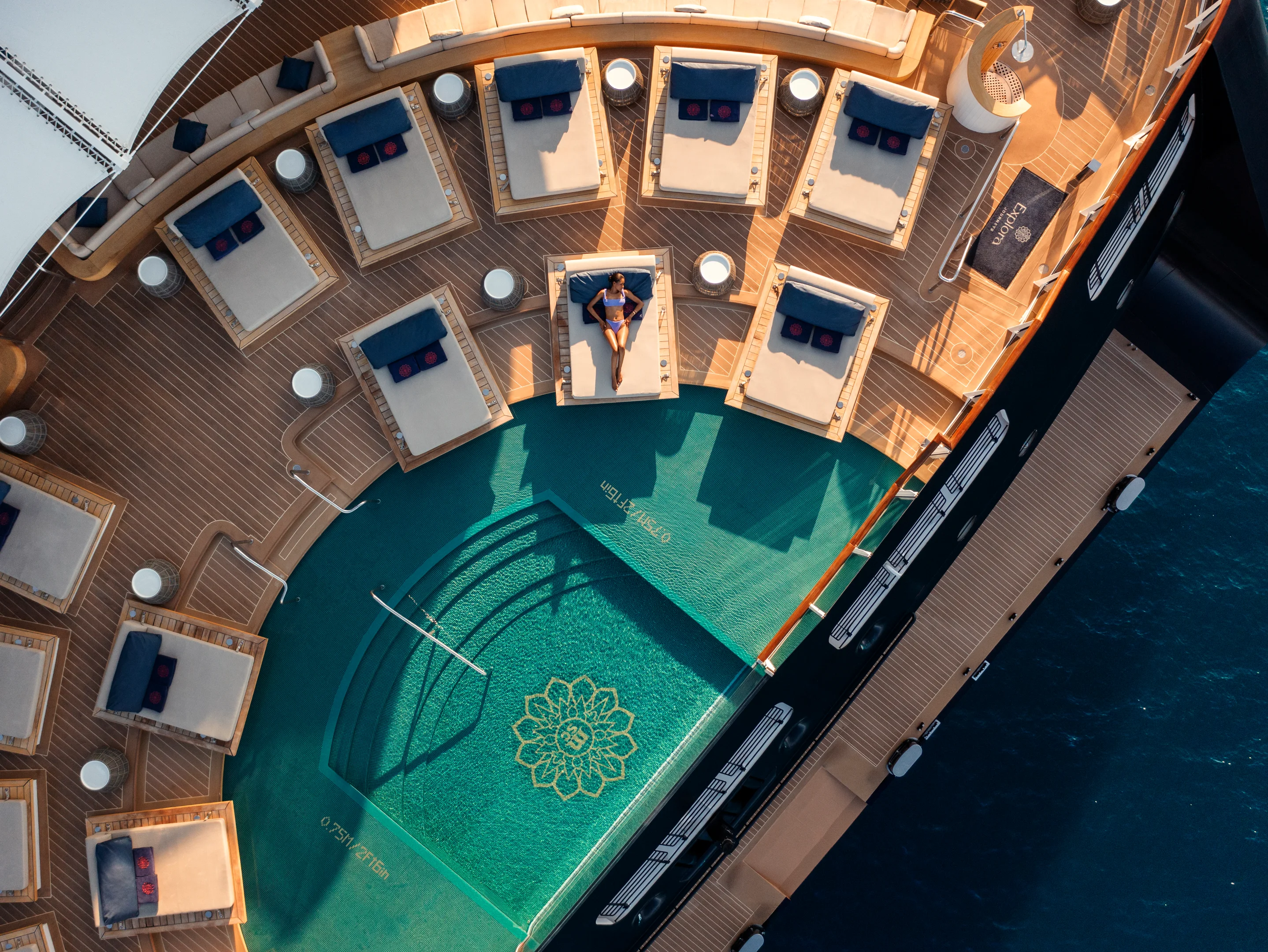 Luxus Pooldeck der EXPLORA III mit Daybeds und Meerblick von oben
