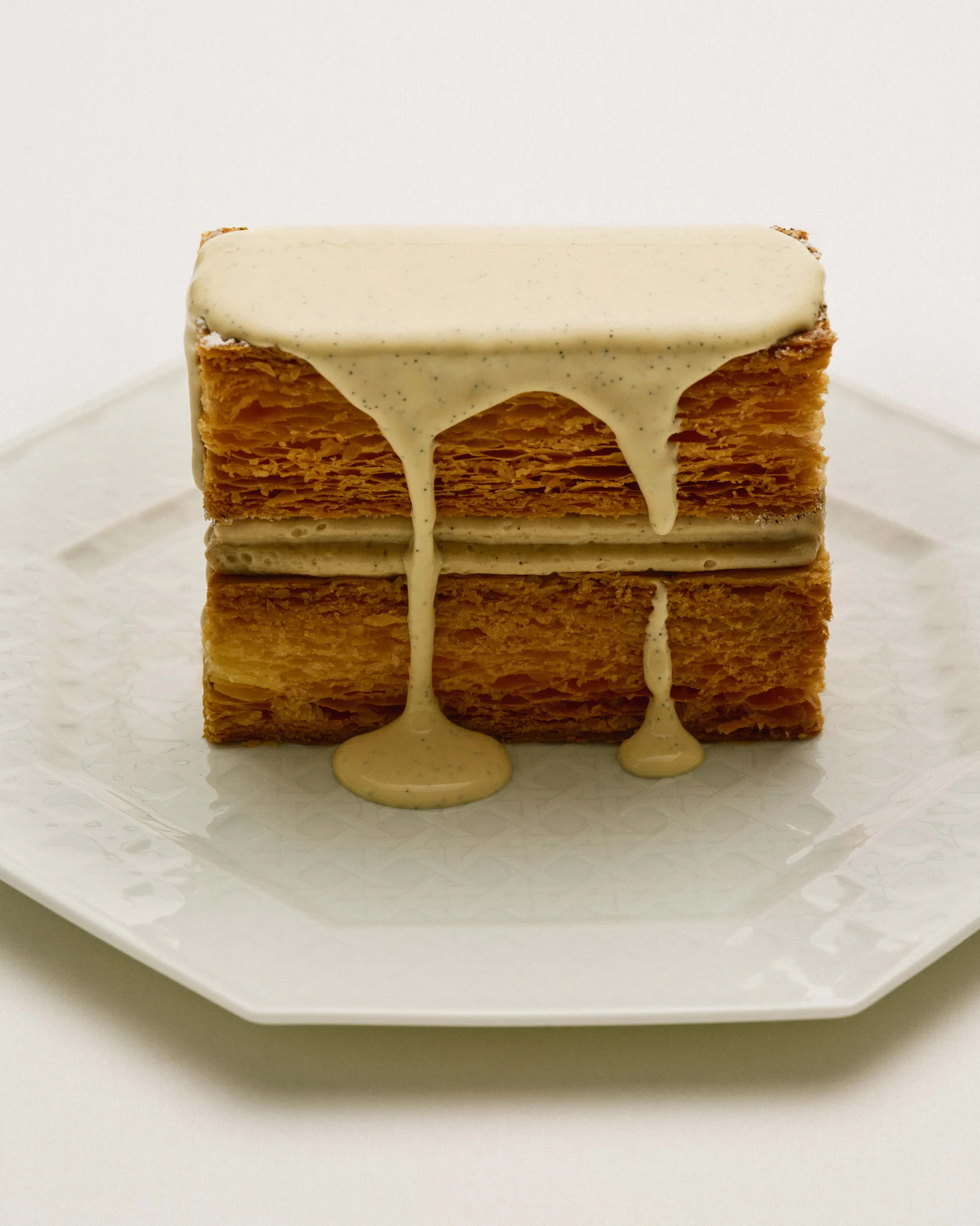 Millefeuille Dessert mit fließender Creme auf Dior Teller im Restaurant Monsieur Dior