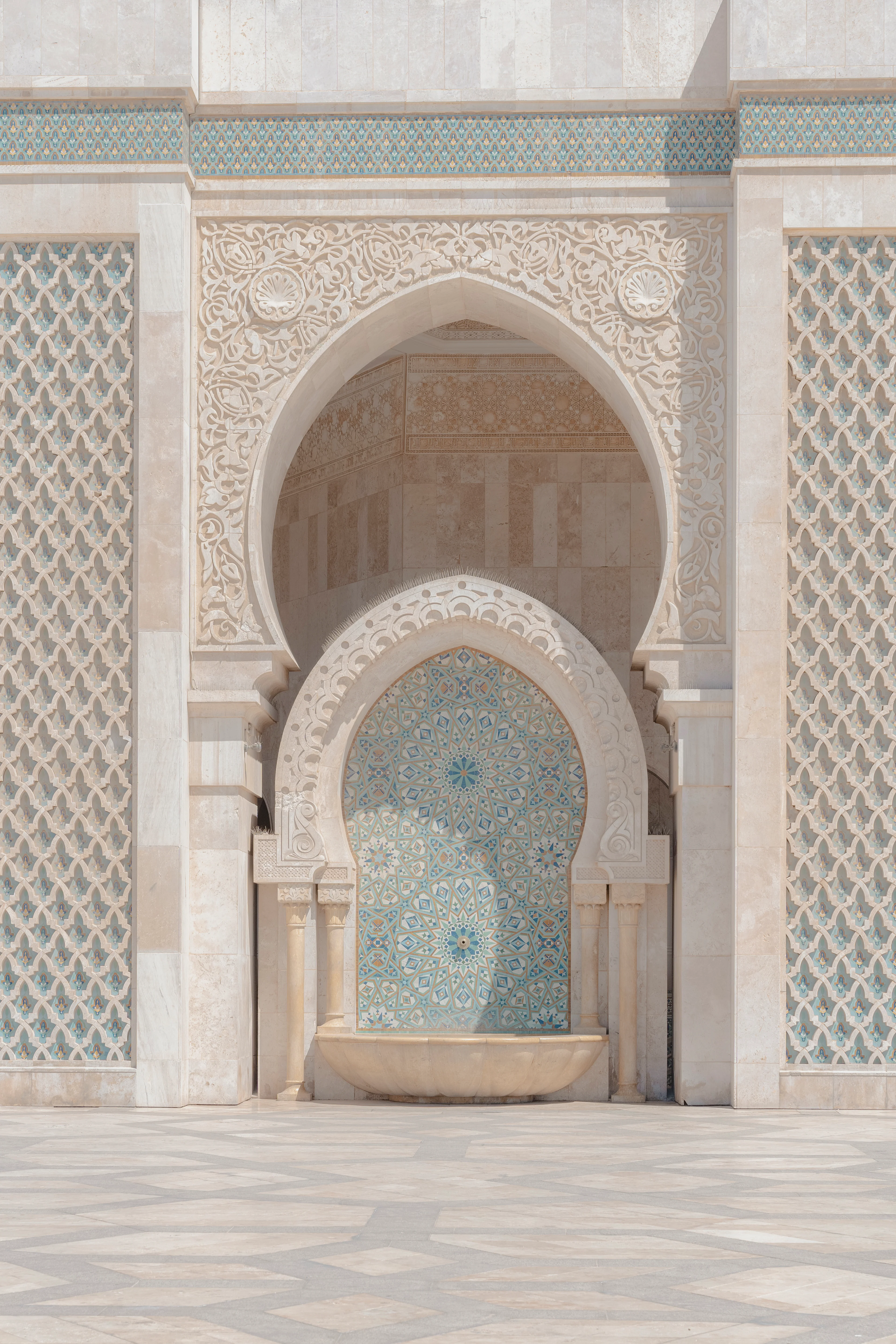 Verzierter Torbogen mit traditionellem marokkanischem Mosaik und Waschbecken an der Hassan-II.-Moschee in Casablanca, Marokko.
