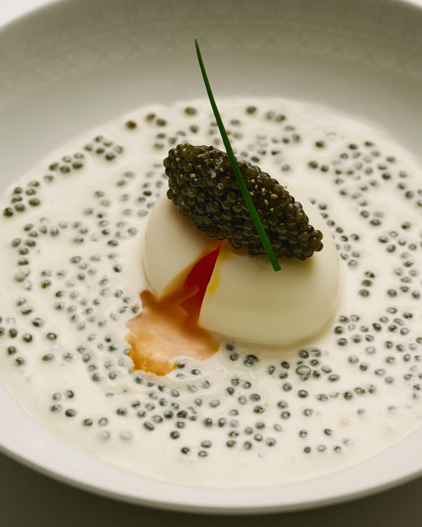 Gesamtansicht eines Kaviar Gerichts im Restaurant Monsieur Dior mit Dior Besteck