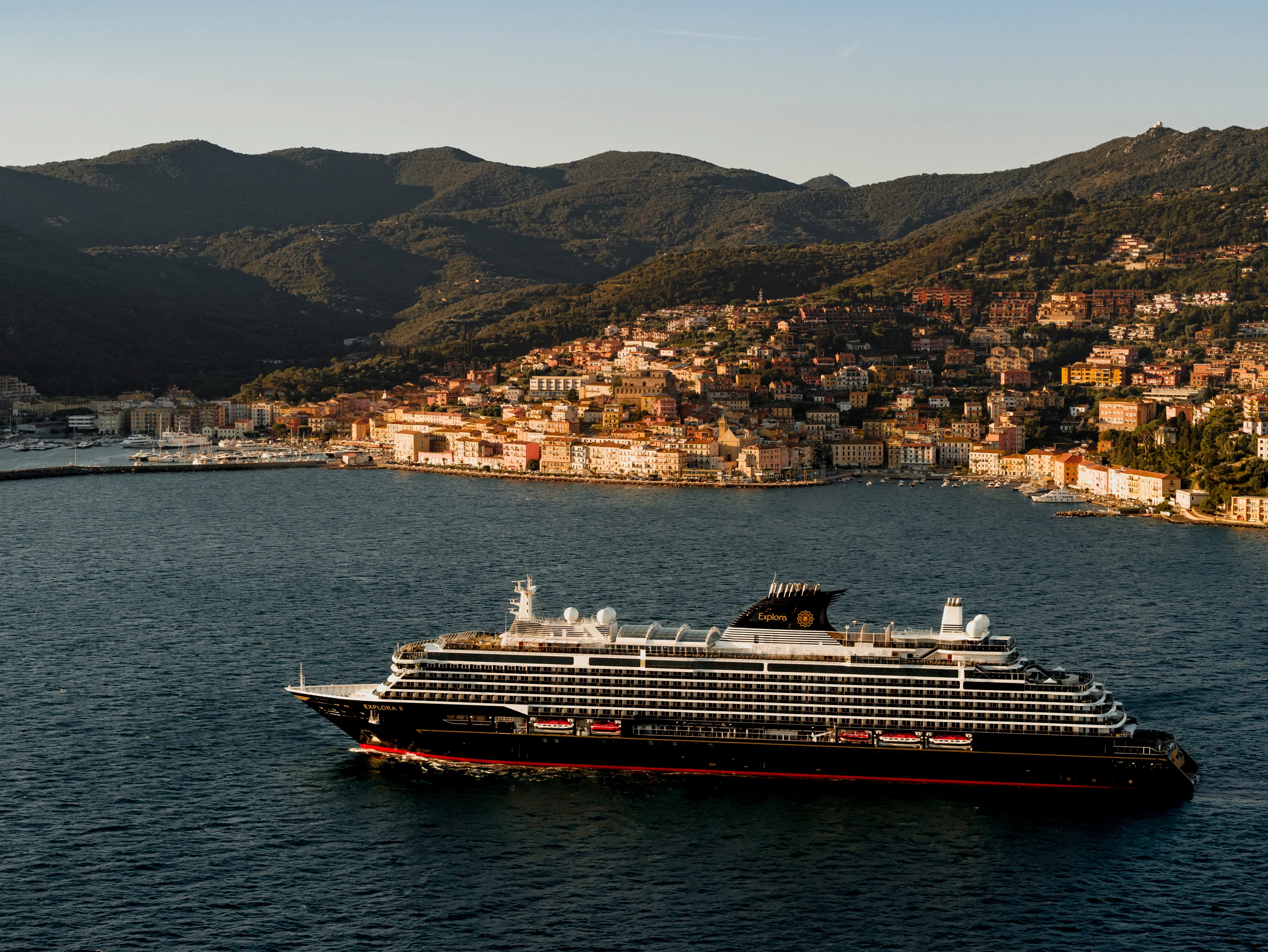 EXPLORA III Luxusschiff vor mediterraner Küste mit Bergen
