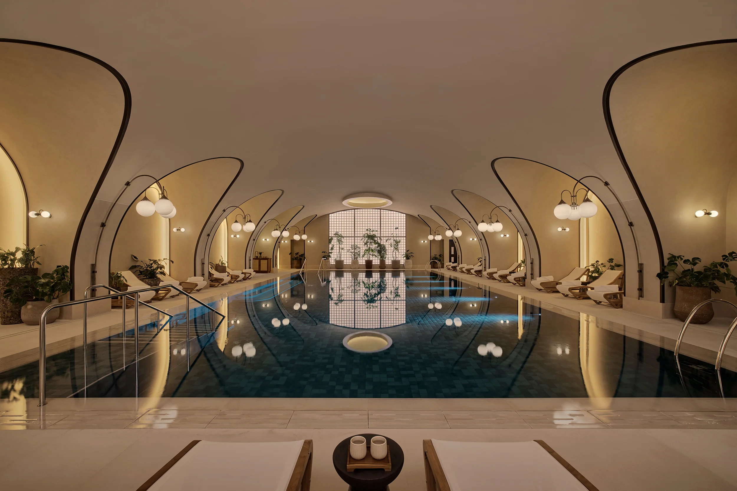 Spa Pool im Six Senses London mit modernem Wellness-Design und Liegebereichen