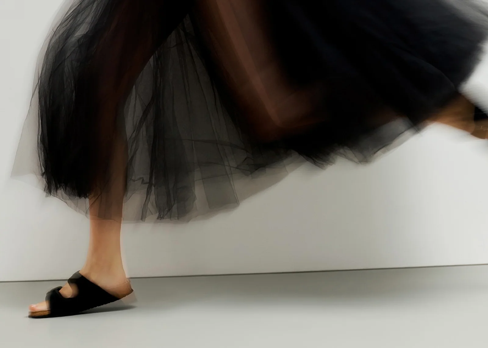 Model trägt Schuhe aus der Birkenstock x Repetto Capsule Collection im Ballerina-Look.