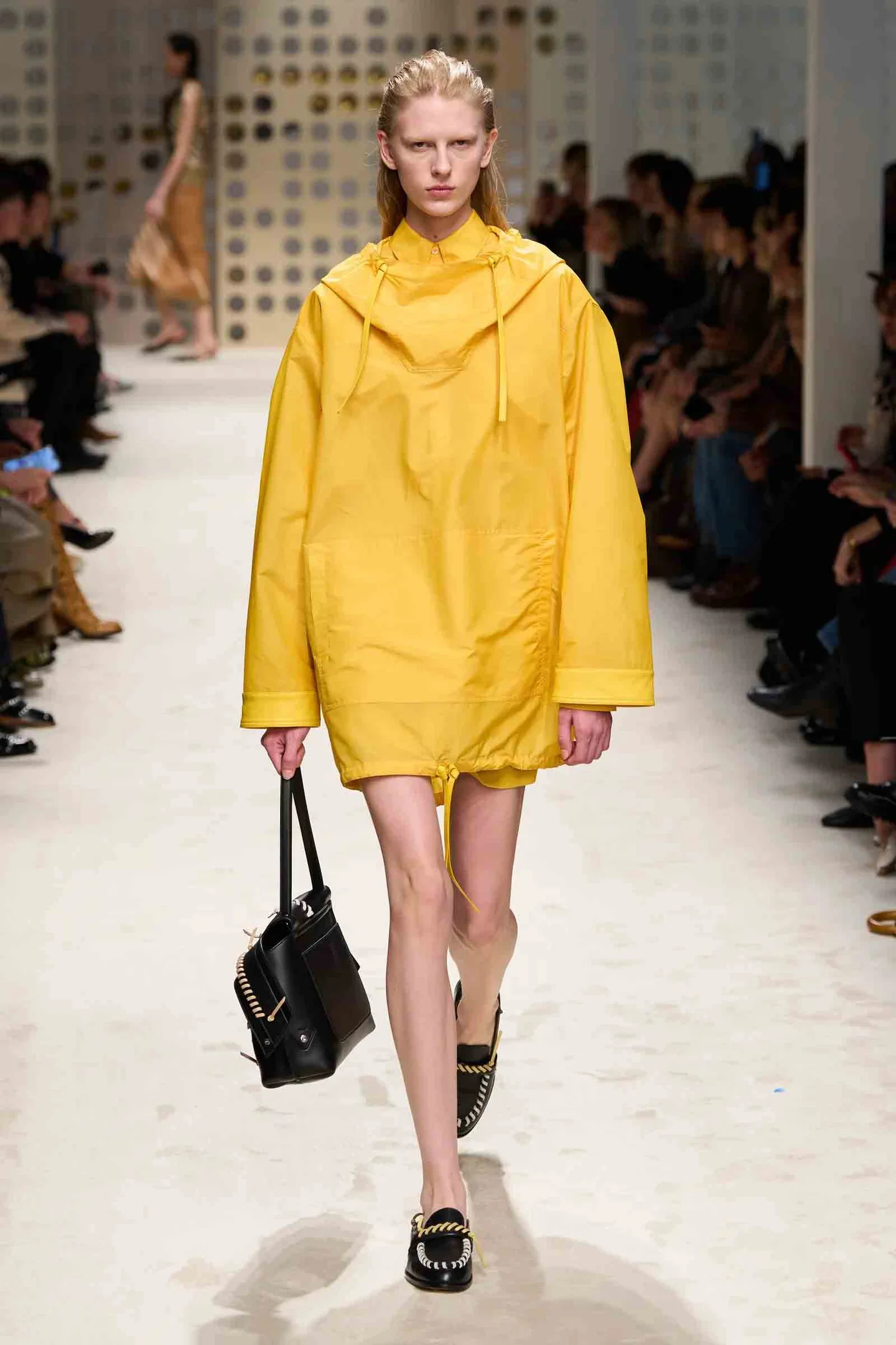 Active Glam Laufsteg-Look in leuchtendem Gelb, moderne Sportswear