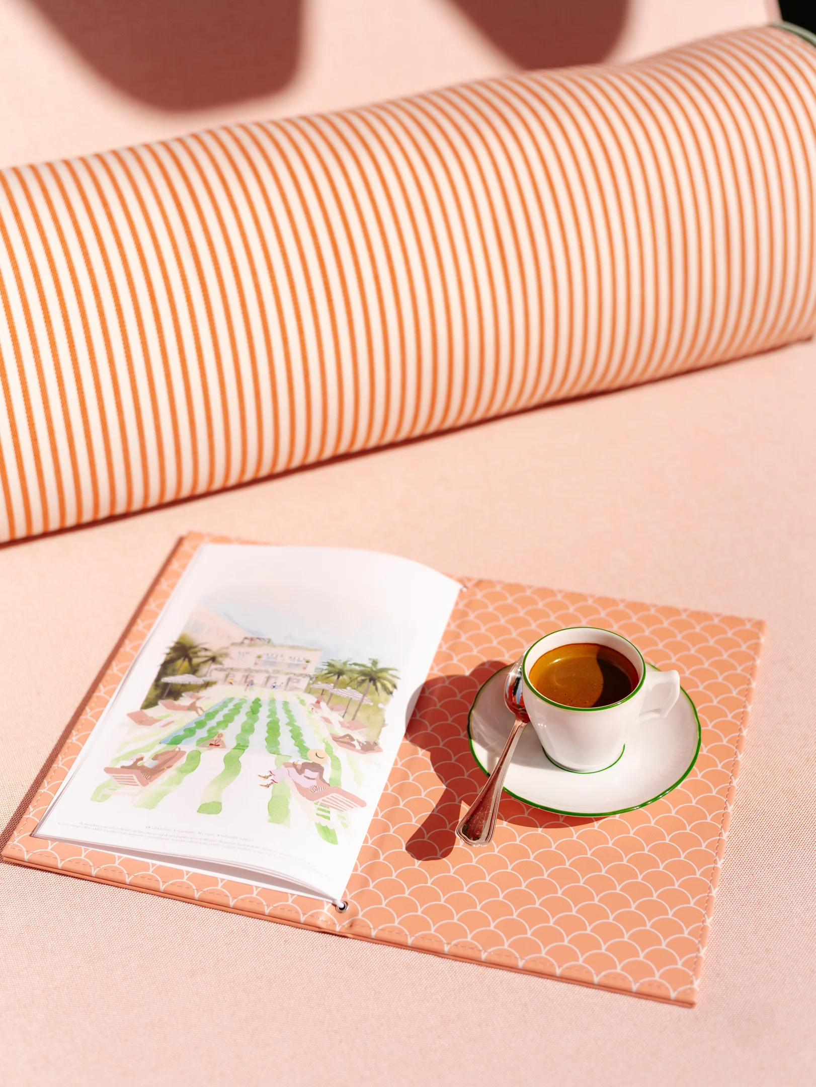 Kaffee und Magazin im Vineta Palm Beach mit dekorativem Interior Detail