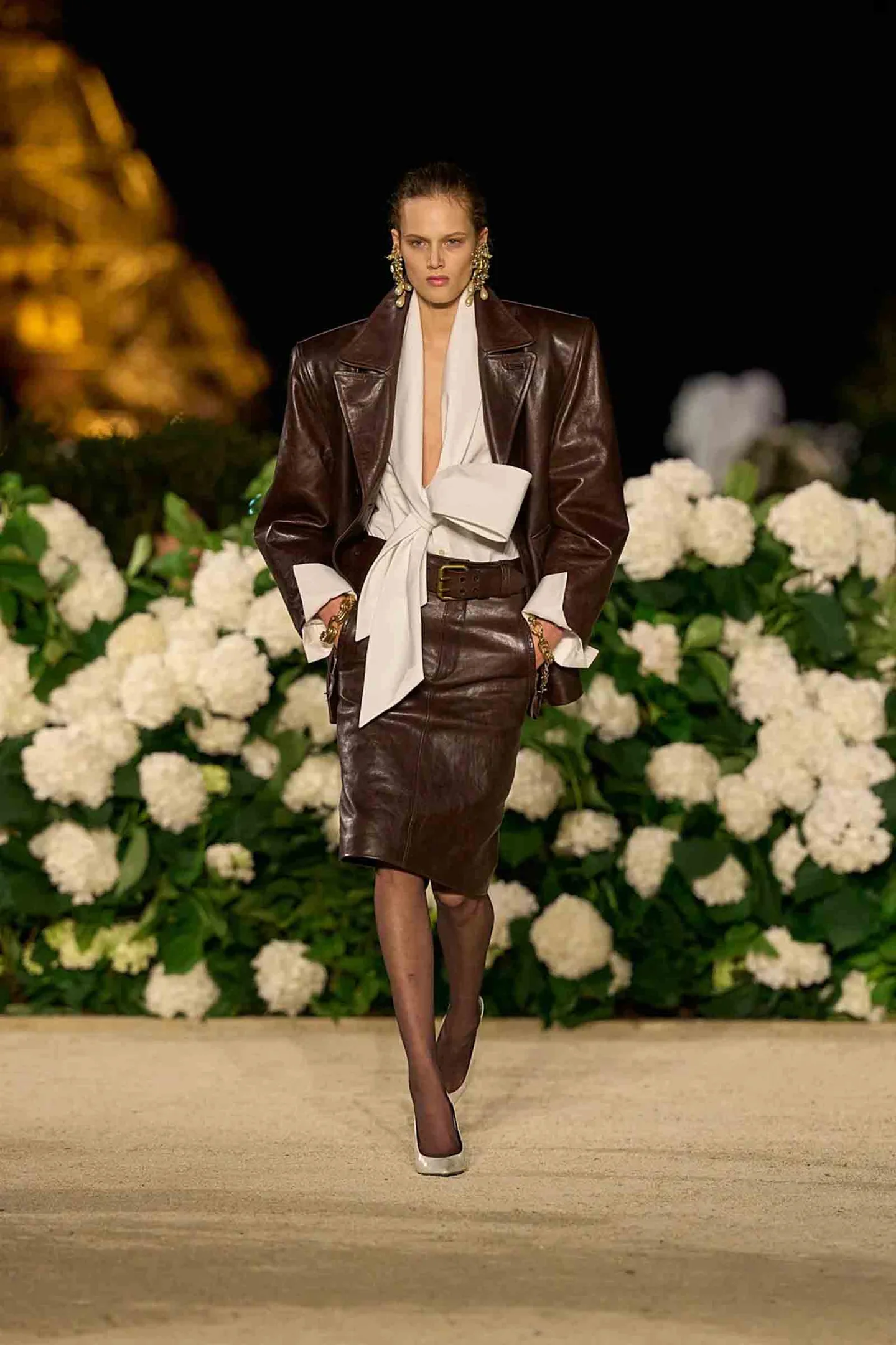 Laufstegmode im Glamoratti-Stil, auffällige 80er-Jahre-Designs mit Glanzstoffen und maximalistischem Glamour